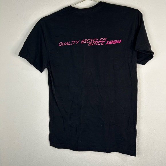 🔥 Santa Cruz Bicycles T-Shirt Men’s Small Pink Logo Graphic Tee Black MTB Ride - Picture 3 of 3